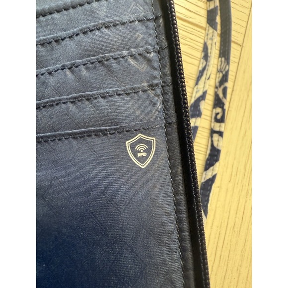 Vera Bradley Steel Blue Meddallion Lighten Up RFID 3-in-1 Adjustable Crossbody‎ - Picture 9 of 10